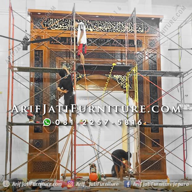 Proses Pemasangan Mihrab Masjid Jati